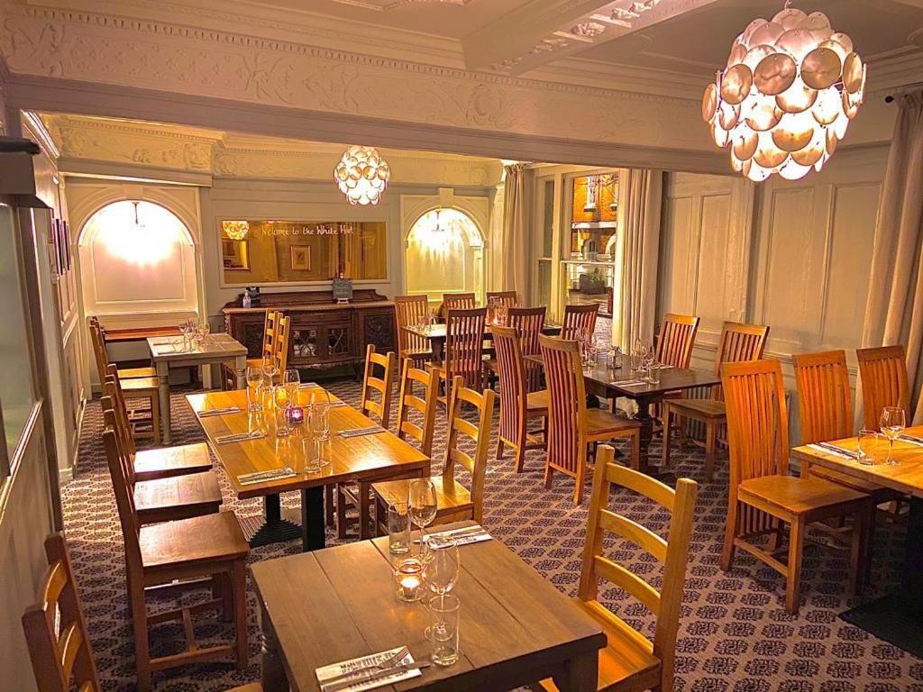Hotel The White Hart Whitchurch  Zewnętrze zdjęcie